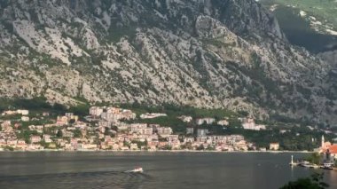 Riviera, Kotor Körfezi kıyısında, dağların eteklerinde. Yüksek kalite 4k görüntü