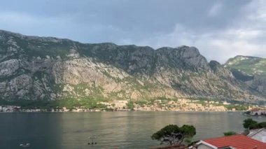 Körfezin karşı kıyısındaki küçük dağlık kasabalar. Yüksek kalite 4k görüntü