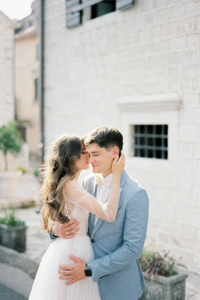 Pengantin Mencium Pengantin Pria Pipi Dekat Fasad Putih Dari Sebuah — Stok Foto