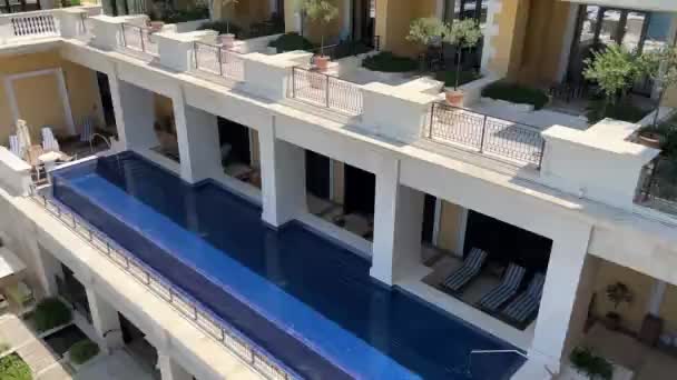 Terrasse Avec Une Grande Piscine Dans Hôtel Luxe Images Haute — Video