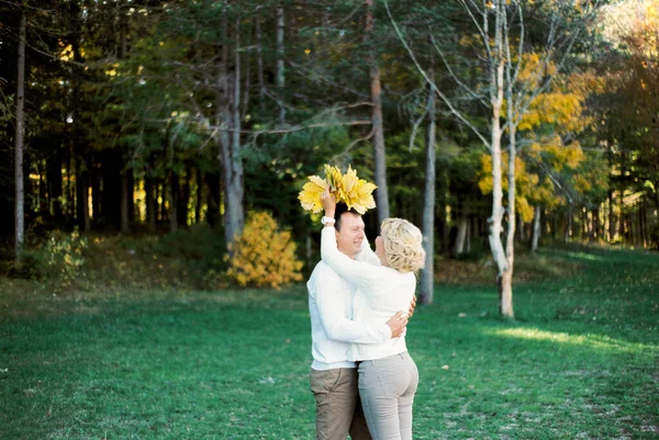 女は公園に立っている男の頭に黄色の葉の花輪を置きます 高品質の写真 — ストック写真