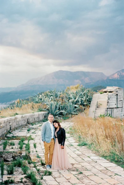 Sposa Sposo Piedi Tenendosi Mano Sulla Strada Pietra Foto Alta — Foto Stock