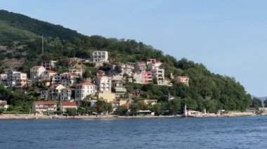 Kotor Körfezi 'nin yeşil kıyılarında güzel evler. Yüksek kalite 4k görüntü