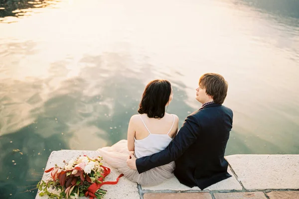 Menyasszony Vőlegény Ölelés Mólón Tenger Mellett Kiváló Minőségű Fénykép — Stock Fotó
