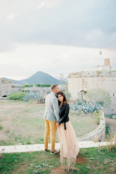 Menyasszony Vőlegény Vállára Hajtotta Fejét Kezét Erőd Romjain Tartva Kiváló — Stock Fotó