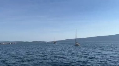Sakin bir denizde yatlar körfezde yelken açar. Yüksek kalite 4k görüntü