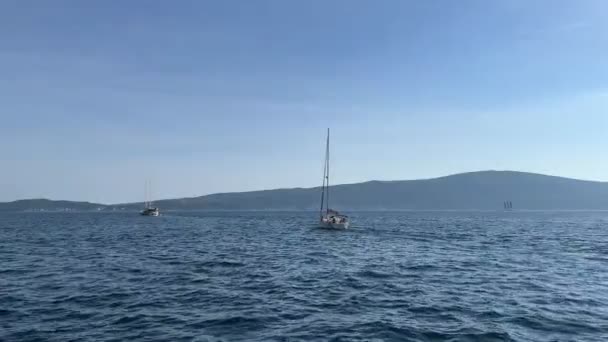 Båten Flyter Havet Mot Bakgrund Bergen Högkvalitativ Film — Stockvideo