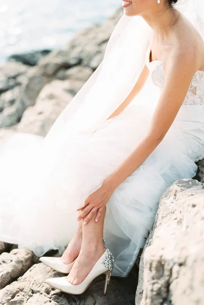 Beyaz Elbiseli Peçeli Gelin Elleri Bacağında Taşların Üzerinde Oturuyor Yüksek — Stok fotoğraf