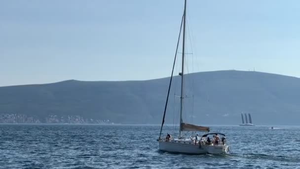 Segeljacht Segelt Nebel Auf Der Bucht Hochwertiges Filmmaterial — Stockvideo