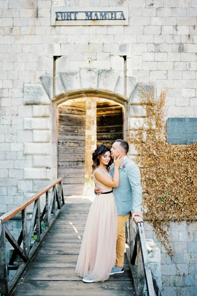 Vőlegény Öleli Csókolja Menyasszonyt Homlokán Hídon Fort Mamula Közelében Kiváló — Stock Fotó