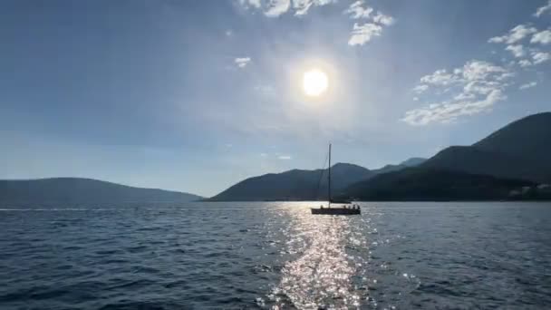 Sole Suo Apice Uno Yacht Che Naviga Vicino Alle Montagne — Video Stock