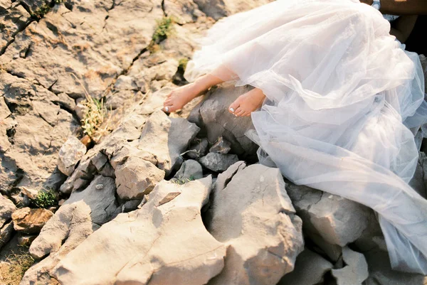 Kaki Telanjang Pengantin Dalam Gaun Putih Bengkak Batu Foto Berkualitas — Stok Foto