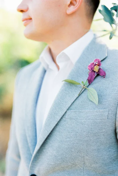 Groom Gray Jacket Boutonniere Stands Half Turned Cropped High Quality — Stock Photo, Image