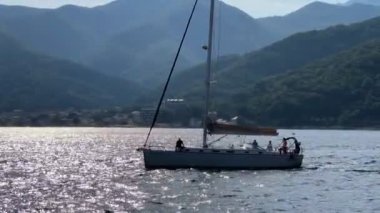 İnsanlar güneşli yeşil bir körfezde yata biniyor. Yüksek kalite 4k görüntü