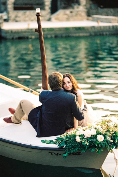 Homem Mulher Abraçando Barco Decorado Com Flores Foto Alta Qualidade — Fotografia de Stock