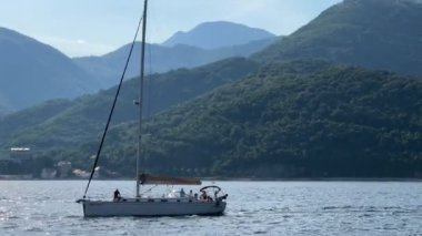 İnsanlar güneşli bir günde körfezde yata binerler. Yüksek kalite 4k görüntü