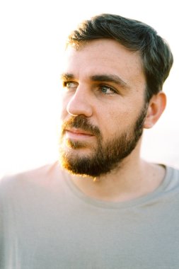 Uzağa bakan sakallı genç bir adamın portresi. Yüksek kalite fotoğraf