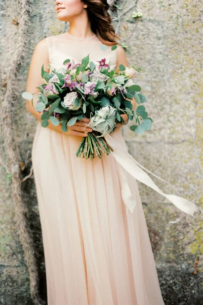 Virágcsokor Egy Bézs Ruhás Menyasszony Kezében Kiváló Minőségű Fénykép — Stock Fotó