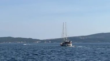 Yelkenli yat ve körfezin ortasında birkaç tekne. Yüksek kalite 4k görüntü