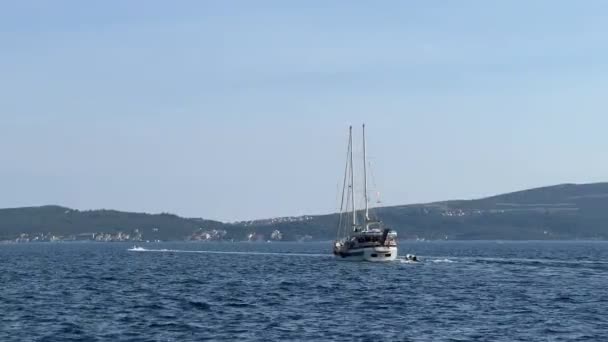 Segling Yacht Och Ett Par Båtar Mitten Viken Högkvalitativ Film — Stockvideo