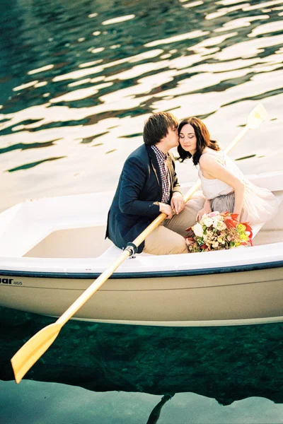 Pria Mencium Wanita Pipi Sambil Duduk Perahu Dengan Dayung Foto — Stok Foto
