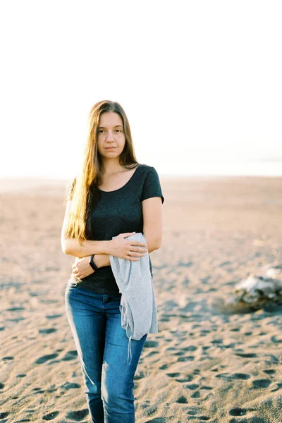 Gadis Jins Dengan Sweater Tangannya Berdiri Atas Pasir Foto Berkualitas — Stok Foto
