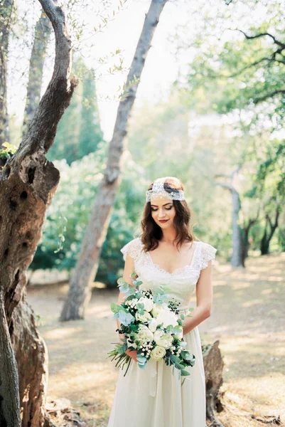 Pengantin Dengan Karangan Bunga Mawar Berdiri Dekat Pohon Taman Foto — Stok Foto