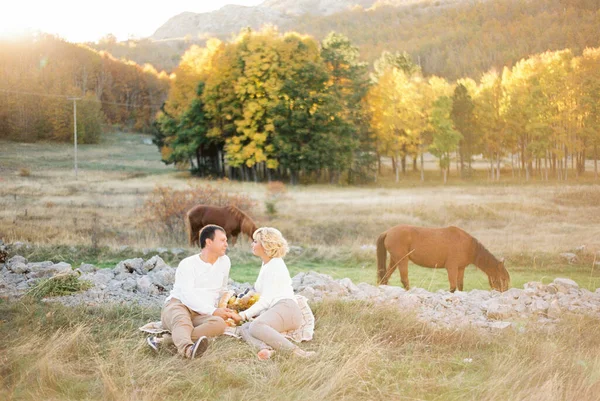 Homme Femme Assis Sur Une Couverture Sur Une Pelouse Près — Photo