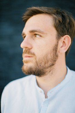 Düşünceli bir şekilde yana bakan genç bir adamın portresi. Yüksek kalite fotoğraf