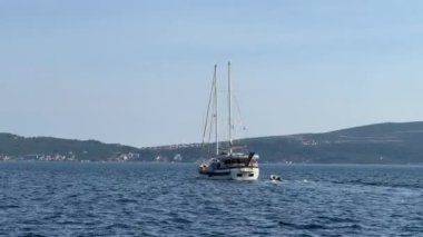 Bir yelkenli yat ve kıyıya yakın bir tekne. Yüksek kalite 4k görüntü