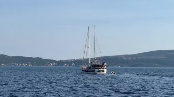 一艘游艇和旁边的一艘船在海岸附近航行 高质量的4K镜头 — 图库视频影像