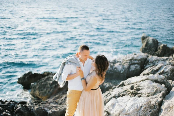 Bride Hugs Groom Neck Rocks Sea High Quality Photo — Stock Photo, Image