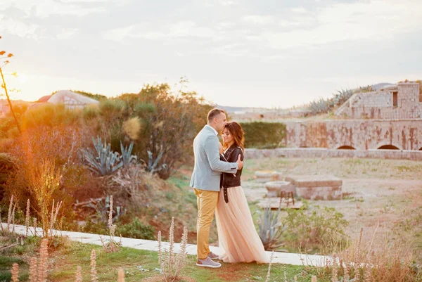 Vőlegény Öleli Csókolja Menyasszonyt Homlokán Ahogy Egy Kőúton Áll Kiváló — Stock Fotó