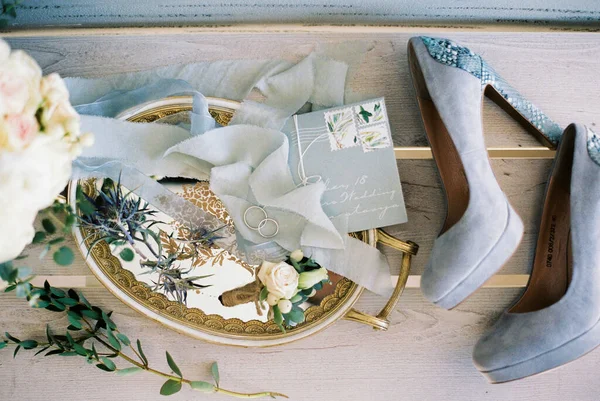 Cincin Pernikahan Terletak Pada Nampan Emas Sebelah Undangan Dan Bunga — Stok Foto
