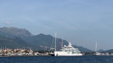Kotor Körfezi 'ndeki bir otoparkta lüks bir yat. Yüksek kalite 4k görüntü