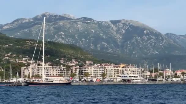 有游艇 沿海城镇和高山的风景秀丽的景色 高质量的4K镜头 — 图库视频影像