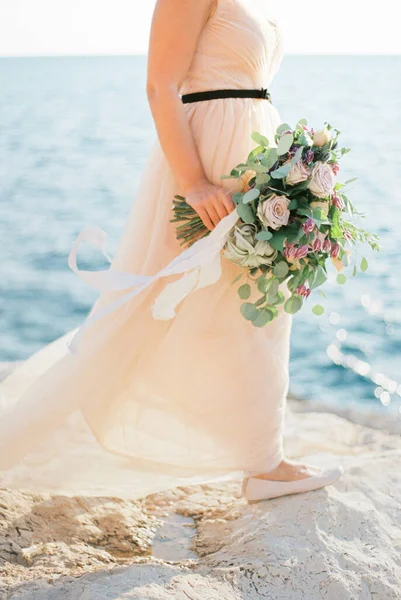 Bouquet Fiori Nella Mano Sposa Una Spiaggia Pietra Foto Alta — Foto Stock