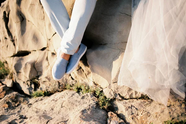 Gelin Damadın Bacakları Bir Kayanın Üzerinde Oturuyor Yüksek Kalite Fotoğraf — Stok fotoğraf