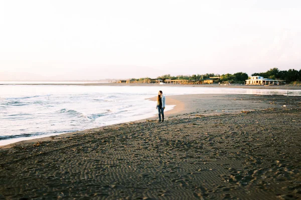 Девушка Свитере Гуляет Пляжу Смотрит Серфинг Высокое Качество Фото — стоковое фото