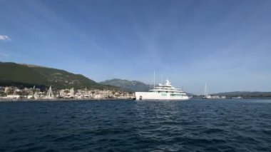 Marina, Kotor Körfezi 'nde. Tekneleri ve lüks bir yatı var. Yüksek kalite 4k görüntü