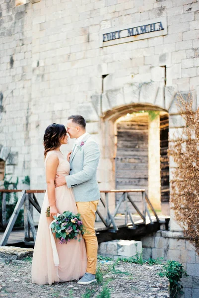 Vőlegény Megöleli Menyasszonyt Mamula Erődhöz Vezető Hídon Kiváló Minőségű Fénykép — Stock Fotó