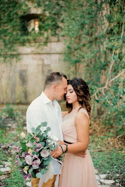 Bräutigam Umarmt Braut Berührt Ihre Stirn Mit Seiner Stirn Hochwertiges — Stockfoto