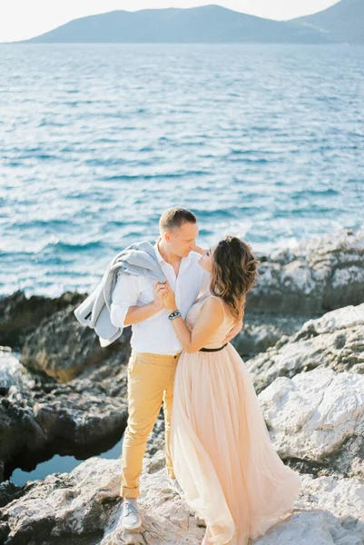 Braut Umarmt Bräutigam Hals Und Küsst Fast Auf Den Felsen — Stockfoto