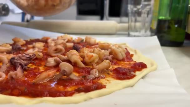 Zelfgemaakte Pizza Koken Met Zeevruchten Hoge Kwaliteit Beeldmateriaal — Stockvideo