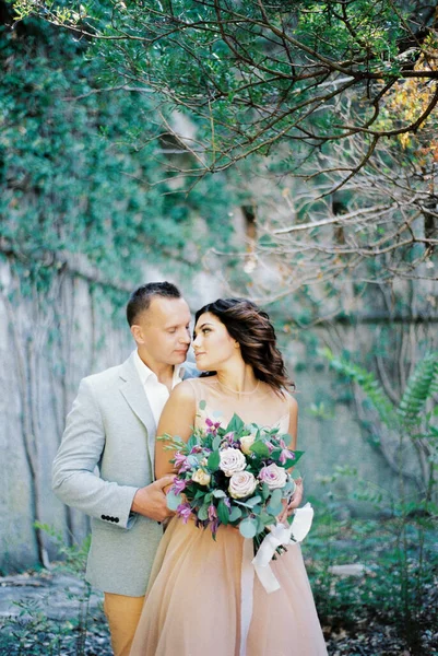 Groom Étreint Par Derrière Mariée Avec Bouquet Qui Tourna Tête — Photo