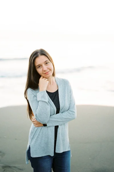 Wanita Muda Dengan Sweater Berdiri Pantai Menopang Kepalanya Dengan Tangannya — Stok Foto