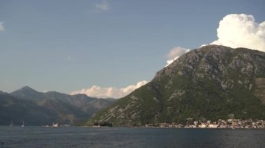 Denizden dağ sırasına ve sahile bak. Karadağ. Yüksek kaliteli FullHD görüntüler