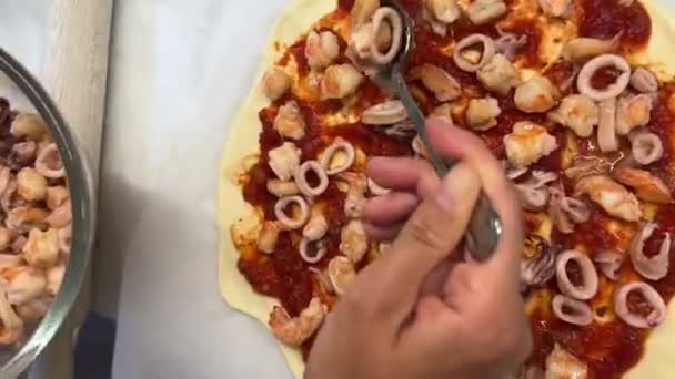 Μάγειρας Βάζει Γέμιση Στη Ζύμη Της Πίτσας Από Γυάλινο Μπολ — Αρχείο Βίντεο
