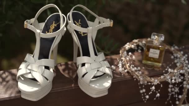 Zapatos Cuero Blanco Pie Una Valla Madera Inscripción Yves Saint — Vídeos de Stock
