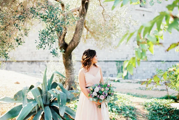 Sposa Con Bouquet Trova Vicino Cespuglio Agave Verde Fronte Una — Foto Stock